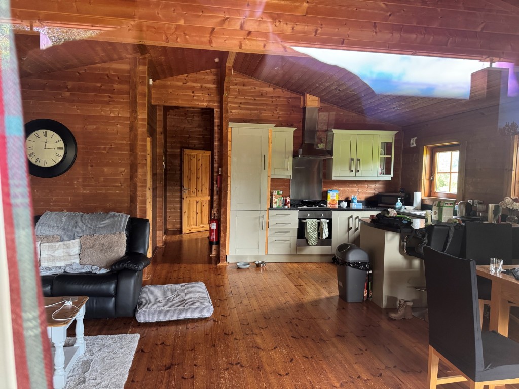 Lot: 71 - FREEHOLD TEN ACRE SITE WITH LAKES AND LODGES - Otter Lodge living area